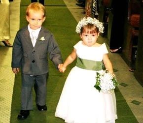 Ideias para minha daminha, com vestido simples, laço e coroa de flores !