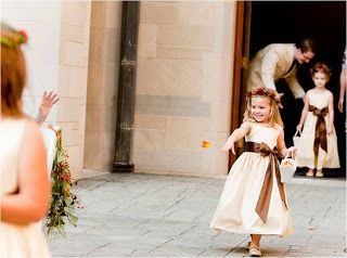 Ideias para minha daminha, com vestido simples, laço e coroa de flores !