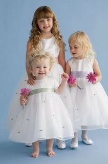 Ideias para minha daminha, com vestido simples, laço e coroa de flores !
