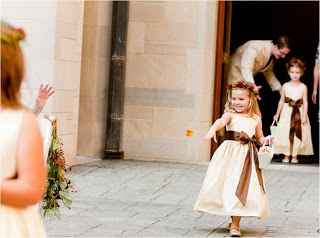 Ideias para minha daminha, com vestido simples, laço e coroa de flores !