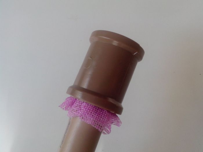 HORA DE FAZER O FUNDO DA FORMINHA...ENCAIXE UM CANO NO OUTRO COM OS MOLDES CORTADOS NO MEIO