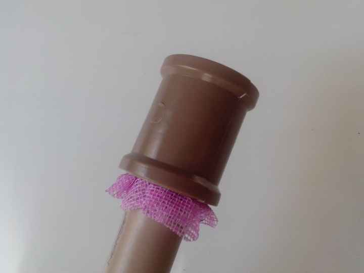 HORA DE FAZER O FUNDO DA FORMINHA...ENCAIXE UM CANO NO OUTRO COM OS MOLDES CORTADOS NO MEIO