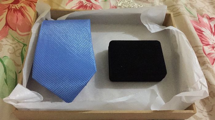 A pulseira está dentro da caixa preto.. 