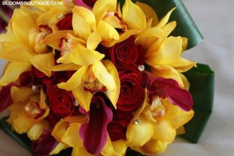 Buque vermelho com amarelo