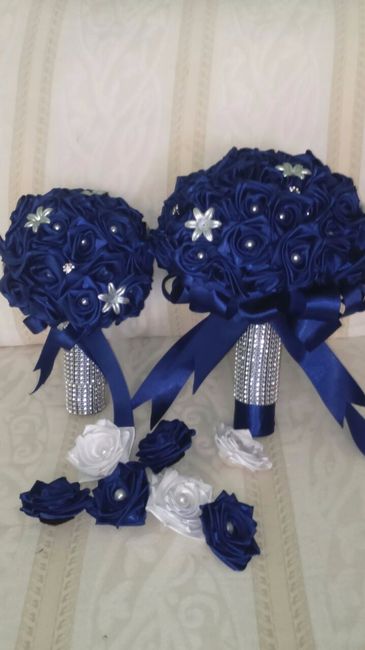 Buquês e flores de cetim soltas