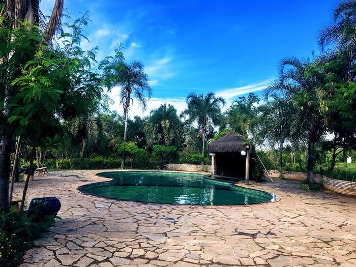 as mesas ficaram ao redor da piscina 