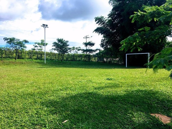 campo de futebol pra fazer as fotos com os padrinhos depois da cerimônia 