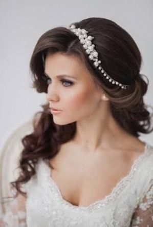 Penteado: solto e com uma tiara 