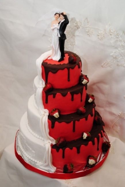 Bolo de Casamento com detalhes vermelho 5