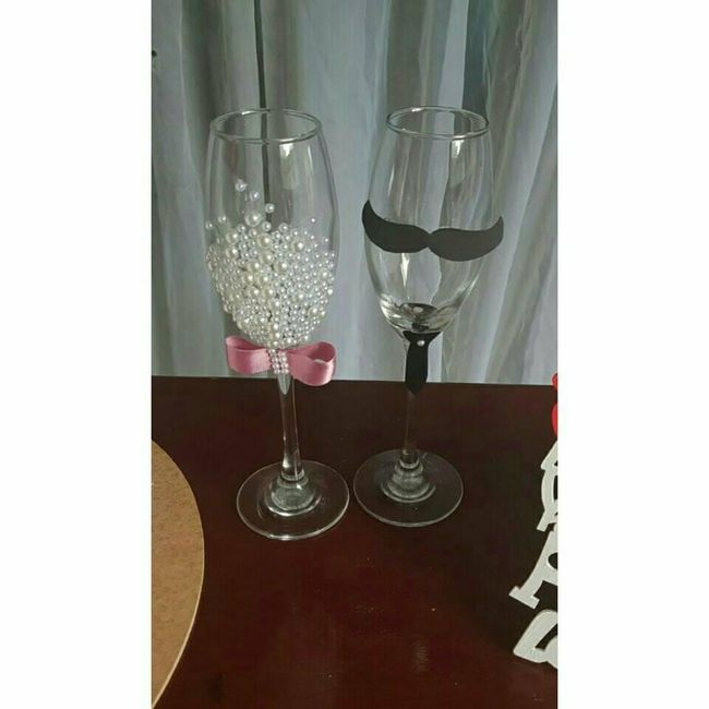 Taças personalizadas pela tia do noivo. Acessórios colados com cola quente.