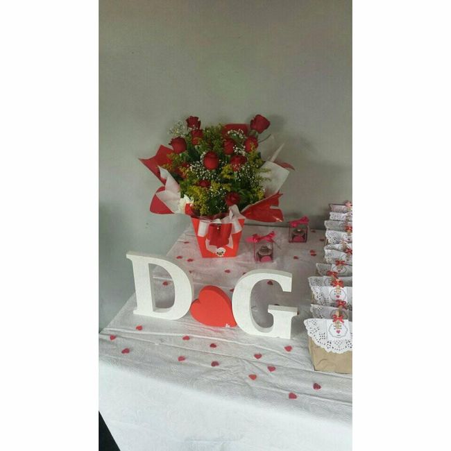 As letras e o coração foram comprados crus, a mãe do noivo pintou de branco e colocou glitter nas le