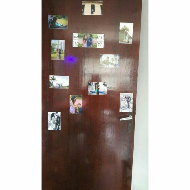 Colamos fotos na porta de entrada do salão de festas do prédio