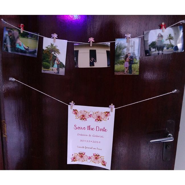 Varal de fotos e "Save the date" na porta