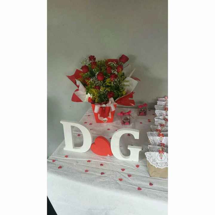 As letras e o coração foram comprados crus, a mãe do noivo pintou de branco e colocou glitter nas le
