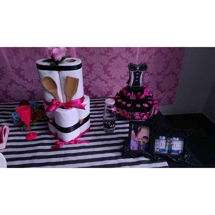 Torre de doces em mdf e forminhas personalizadas pela minha madrinha (comprar pronta assim ia sair c