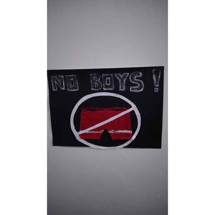 Plaquinha "No Boys" na entrada