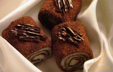 Mini rocambole mesclado com chocolate em pó envolvido