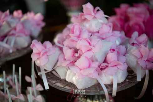 Bem-casado com crepom e flores de crepom.