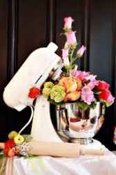 Também terei uma batedeira cheia de flores na mesa de receitas para a noiva