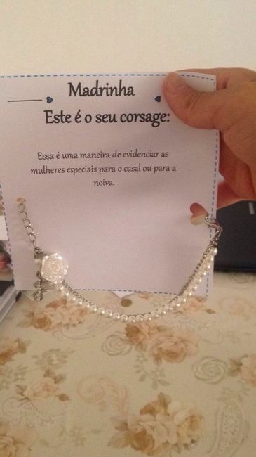 Corsage das  madrinhas com as iniciais