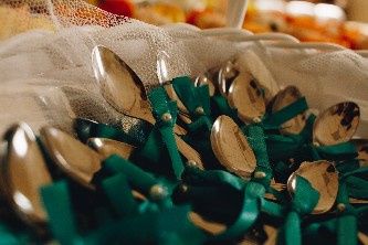 Minha lembrancinha foi colheres com laços, comprei lá
