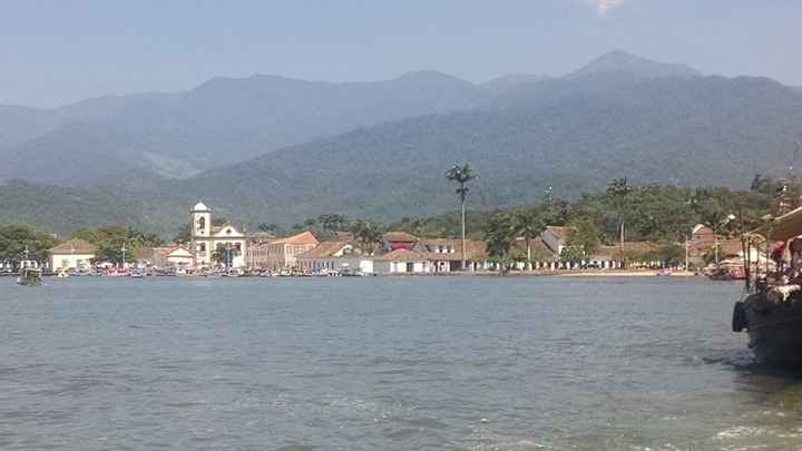 Cidade de paraty vista da escuna