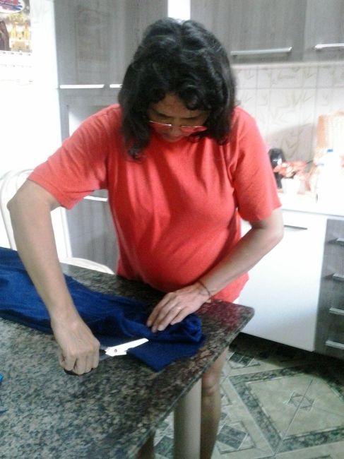 Mamãe cortando o vestido