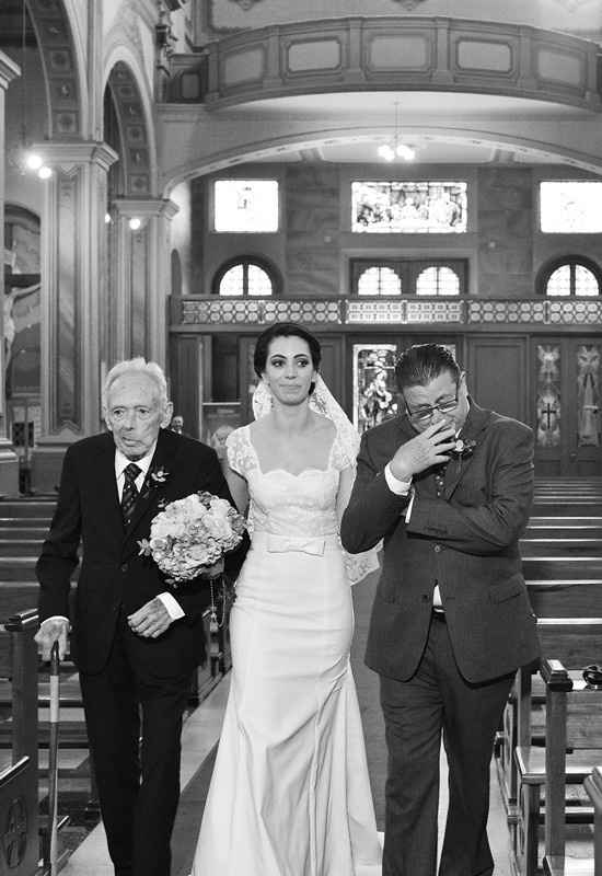MODELO DE AVÔ E PAI ENTRANDO COM A NOIVA