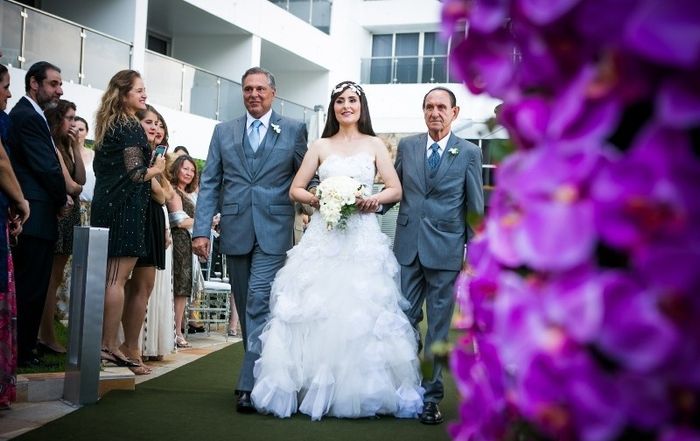 MODELO DE AVÔ E PAI ENTRANDO COM A NOIVA