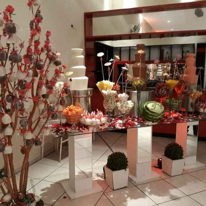 Foi maçã do amor com cobertura de chocolate ao leite preto/branco. Elas ficaram na árvore ao lado da