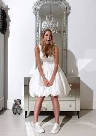 Vestido com tênis. 13