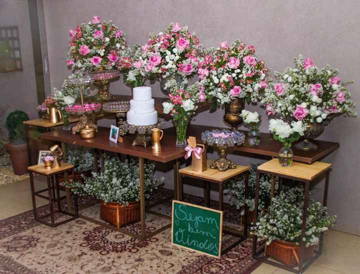 A mesa principal com flores naturais *-*
