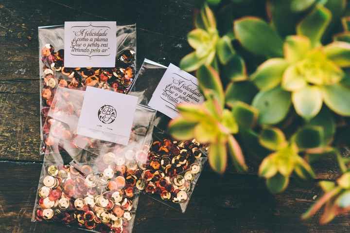 Chuva de lantejoulas para a saída dos noivos. Ótima opção para substituir o tradicional arroz e o ef