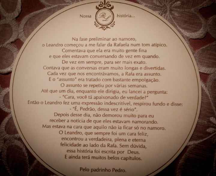 Os sousplats do casamento foram ecléticos. Diversos padrinhos escreveram a história de amor do casal