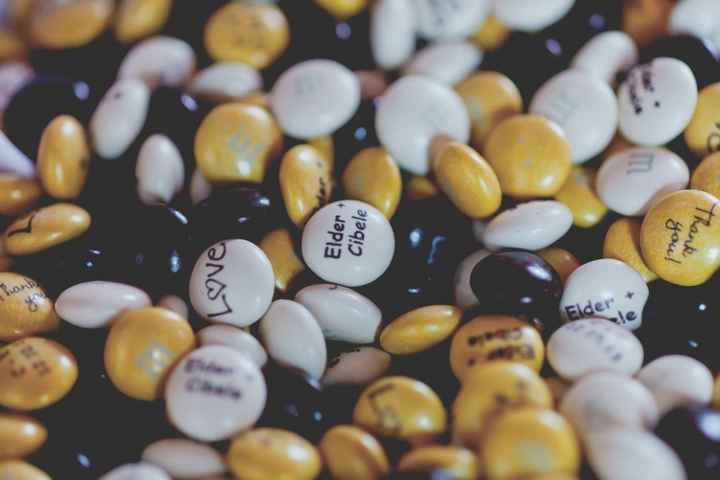 M&M's na paleta de cores do casamento e personalizado com o nome dos noivos. Fica tão legal!