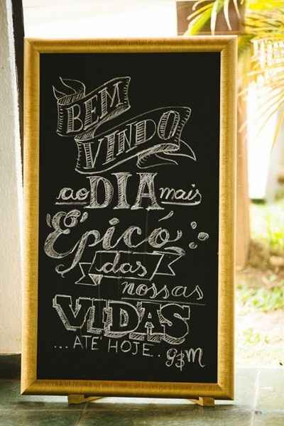 Caricaturas dos noivos por toda a parte e uma decoração bem descolada. Os noivos abusaram no quadrin