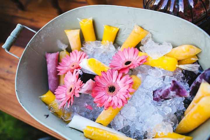 Casamento no verão? Que tal geladinhos (ou sacolé) de frutas? Super charmoso e diferente.