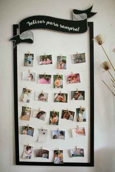 Os noivos abusaram nas cores! Cantinho para os recadinhos em envelopes, painel de fotos em moldura g