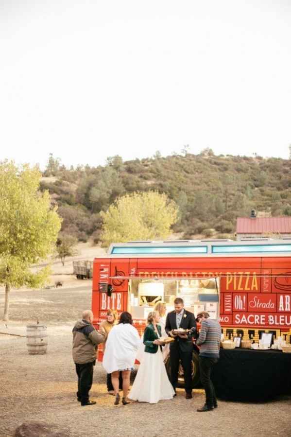 E caso o local do casamento seja um salão fechado, nada impede um Food Truck! Ele pode ser encarrega