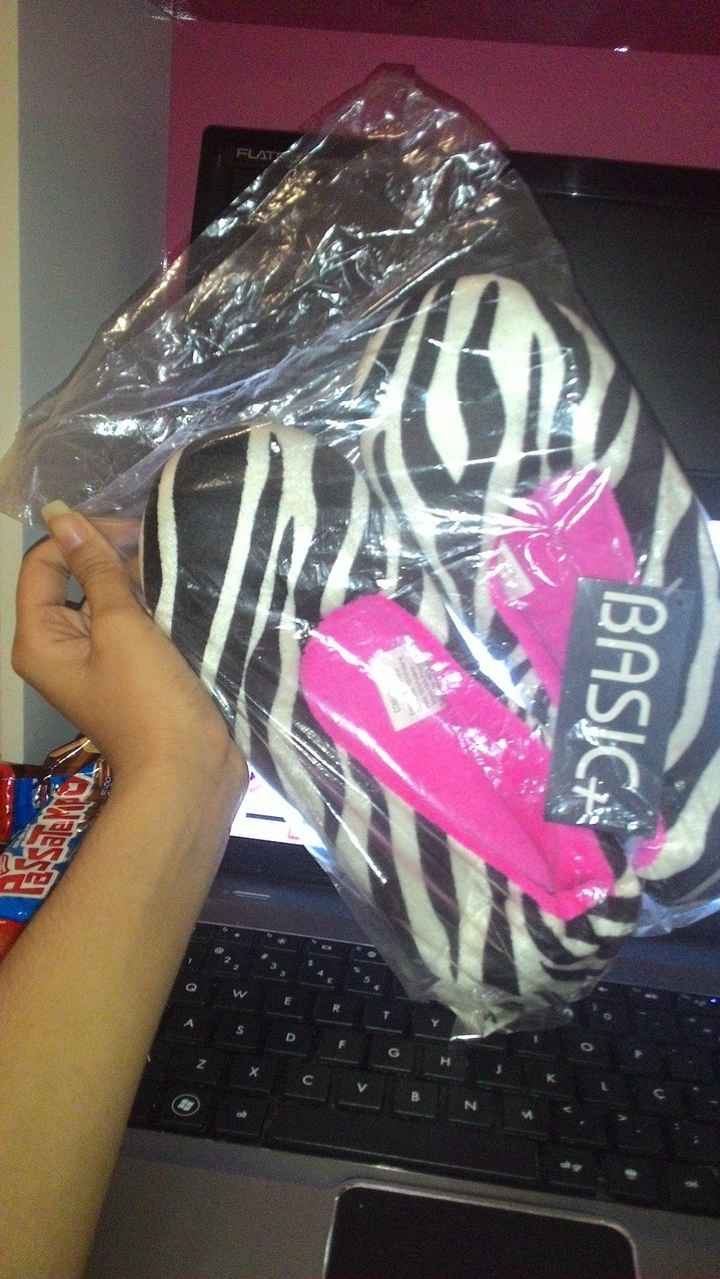 Minha pantufa nova :) comprei hoje na hora do almoço. Trabalhar em shopping é triste, viu! 
