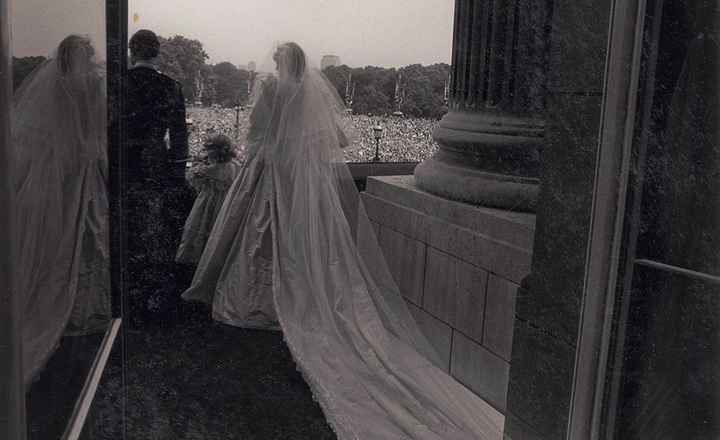 O casal real saindo para a varanda para saudar milhares de súditos, após o casamento 