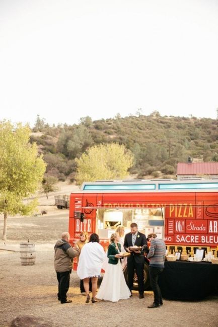 E caso o local do casamento seja um salão fechado, nada impede um Food Truck! Ele pode ser encarrega