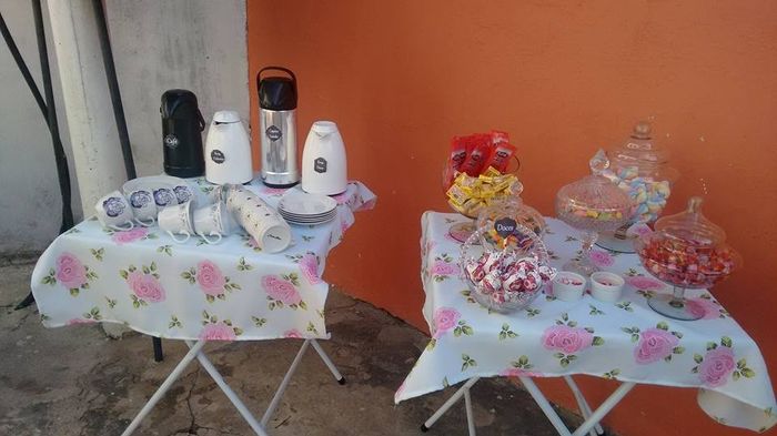 Mesa de chás e café ao lado da mesa dos doces