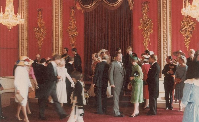 O vestido de casamento de Diana é cuidadosamente arrumado para a fotografia oficial