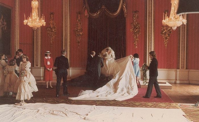O vestido de casamento de Diana é cuidadosamente arrumado para a fotografia oficial