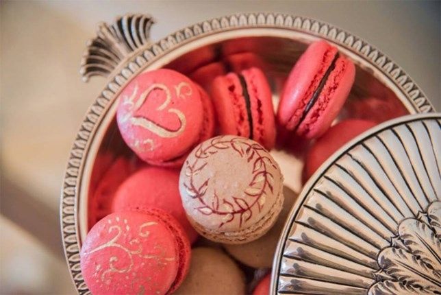 Bolo e Macarons pintados a mão