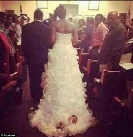 Noiva se casa com filha recém-nascida presa ao vestido