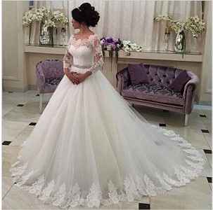 Vestido estilo princesa com véu longo.. bem longo