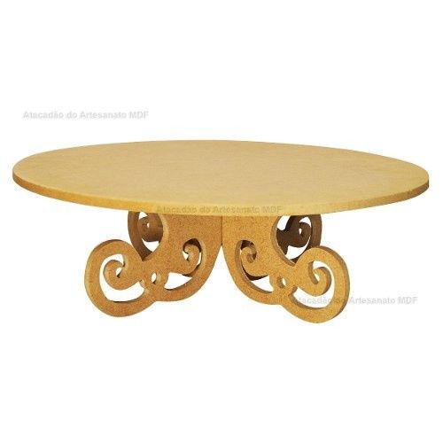 Prato para doces na mesa do bolo