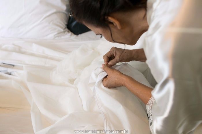 Minha mãe abrindo a embalagem do meu vestido.